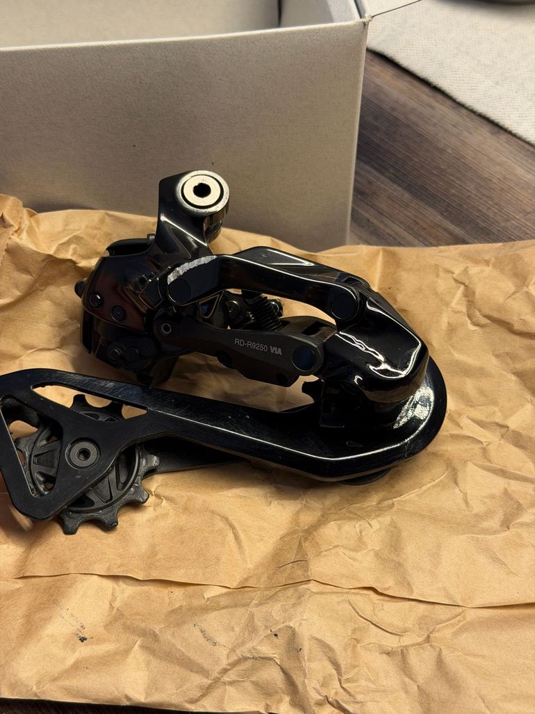 Used Shimano RD-R9250 12-speed 2025 bike — image 3 of 6