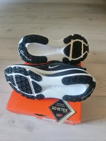 Nike Vomero 18 GTX bike d'occasion — image 4 sur 7