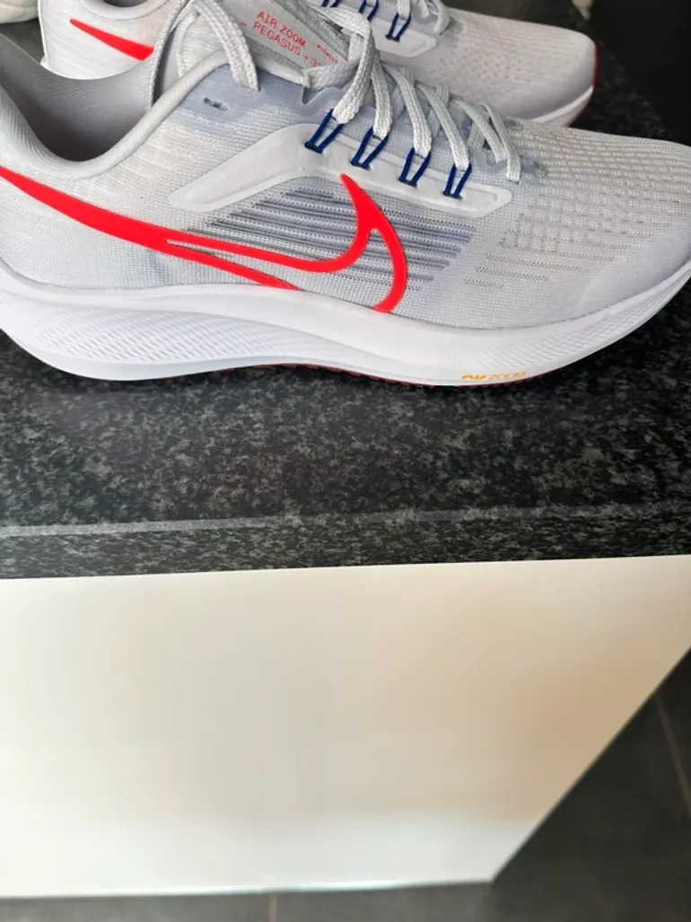 Nike Running Shoes bike d'occasion — image 2 sur 5