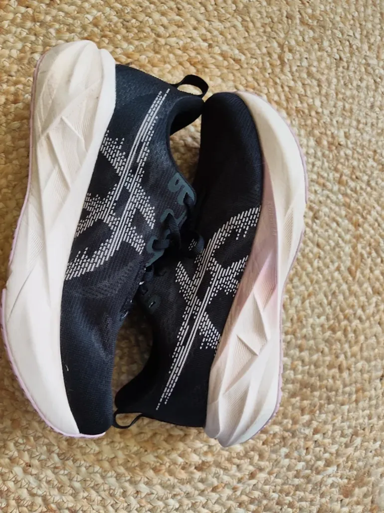Asics Novablast 5 bike d'occasion — image 2 sur 9