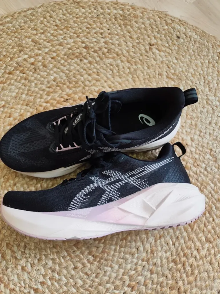 Asics Novablast 5 bike d'occasion — image 1 sur 9
