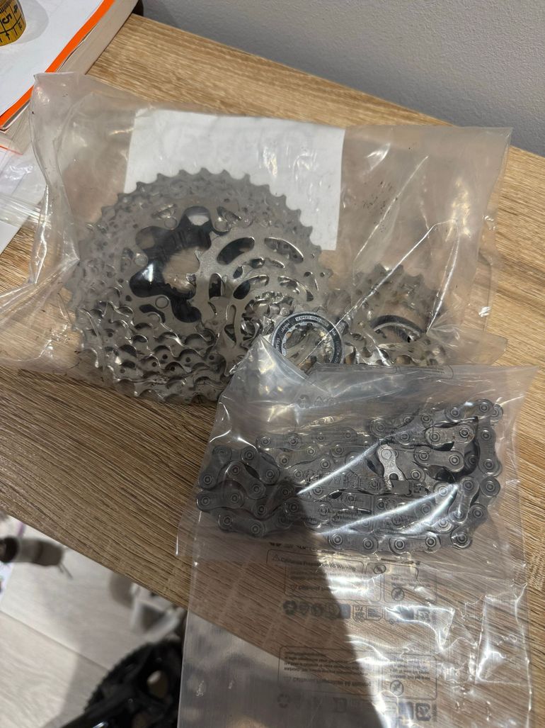 Used Shimano 105 DI2 12V 2024 bike — image 8 of 11