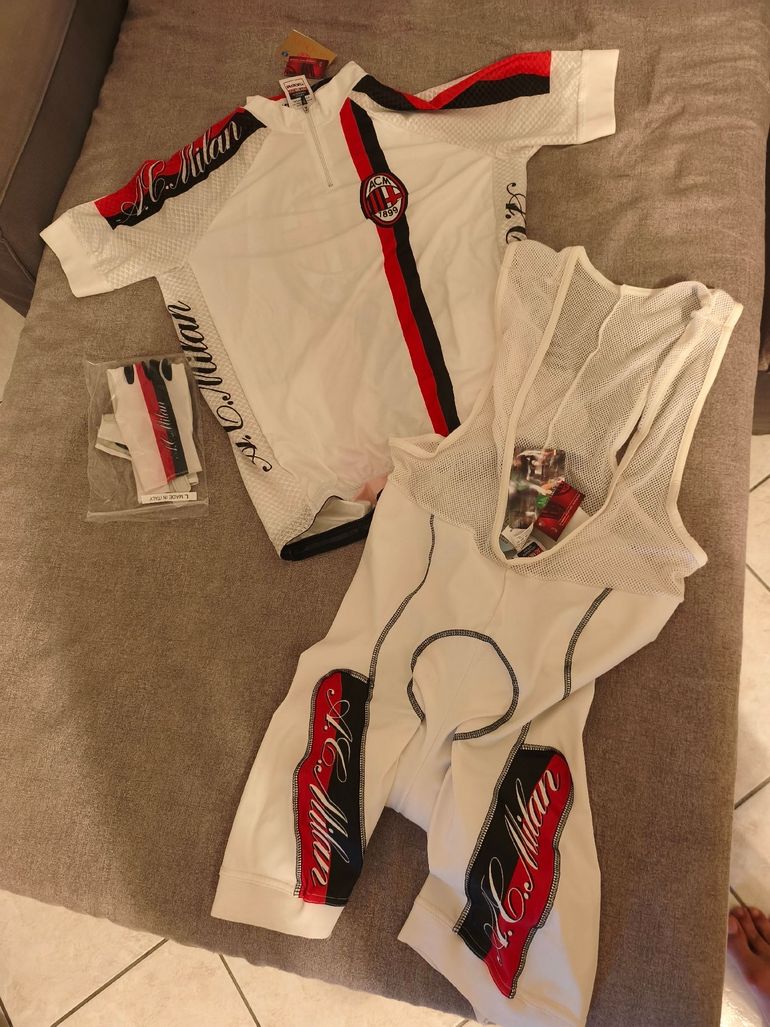 Używany ROSTI completino ciclismo A.C. MILAN 2019 bike — zdjęcie 1 z 7