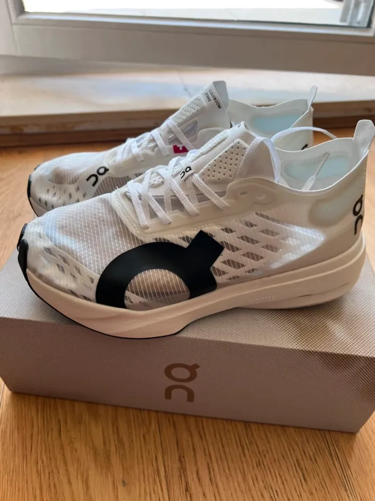 Used Lightweight White Racing Running Shoes bike — image 3 of 7