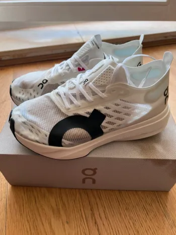 Used Lightweight White Racing Running Shoes bike — image 2 of 7