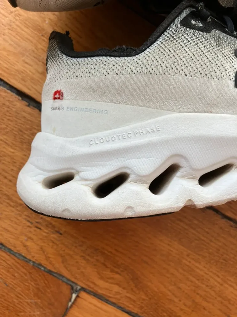 On Running ON blanche avec un dégradé gris bike usato — immagine 3 di 9