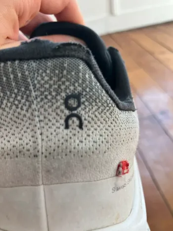 On Running ON blanche avec un dégradé gris bike usato — immagine 5 di 9