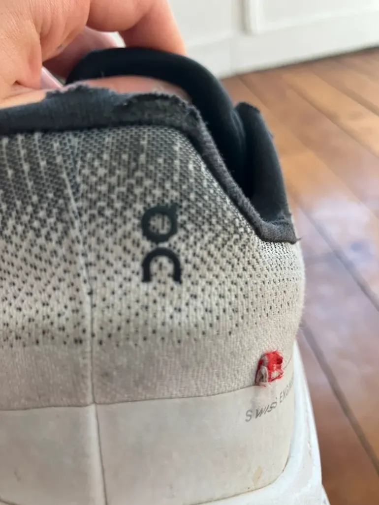 On Running ON blanche avec un dégradé gris bike usato — immagine 5 di 9