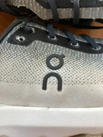 On Running ON blanche avec un dégradé gris bike usato — immagine 4 di 9