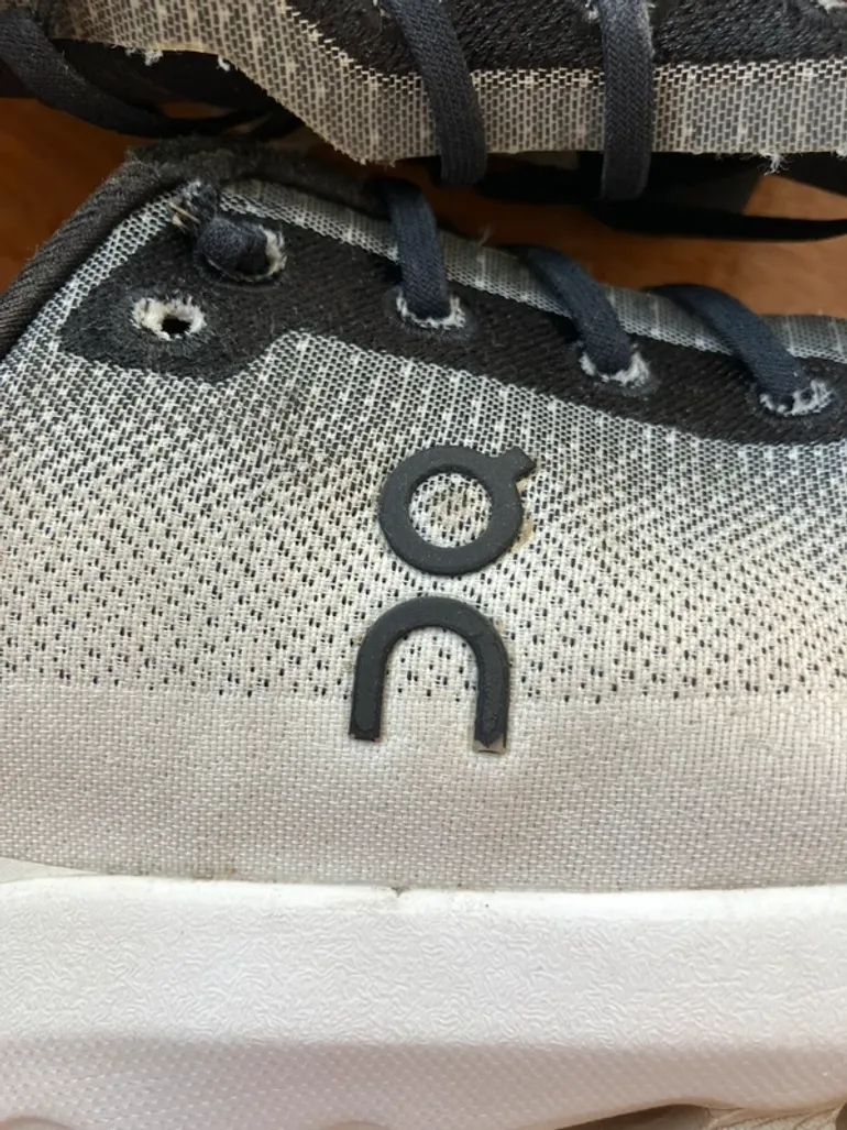 On Running ON blanche avec un dégradé gris bike usato — immagine 4 di 9