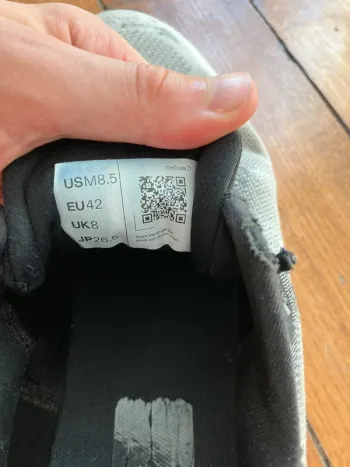 On Running ON blanche avec un dégradé gris bike usato — immagine 2 di 9
