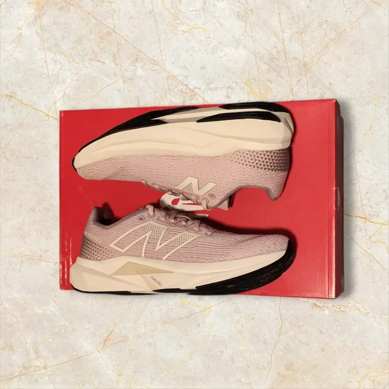Używany New Balance Fuelcell Propel V5 bike — zdjęcie 2 z 8