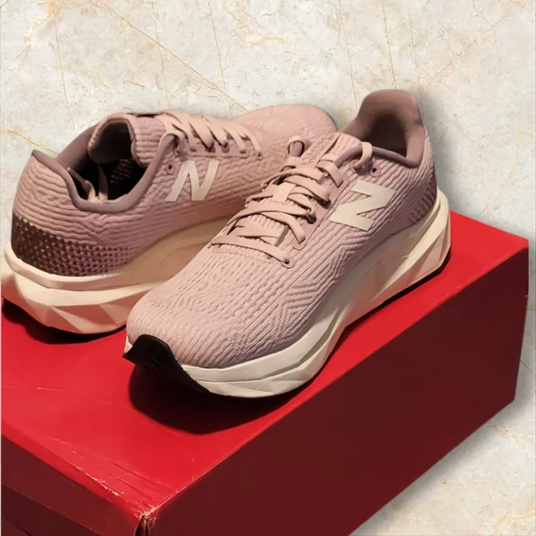 Używany New Balance Fuelcell Propel V5 bike — zdjęcie 7 z 8