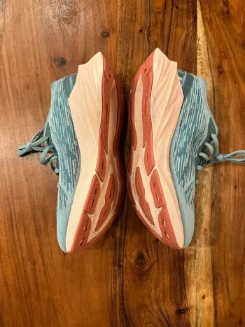 Asics Novablast 3 bike d'occasion — image 3 sur 5