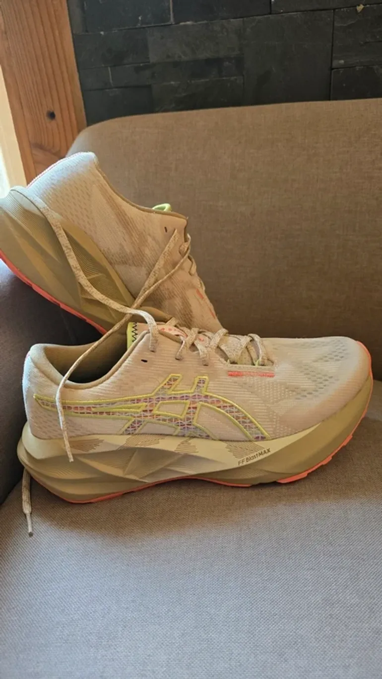Asics Novablast 5 TR W bike de segunda mano — imagen 1 de 3