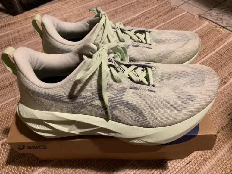 Asics Novablast 5 bike de segunda mano — imagen 1 de 3
