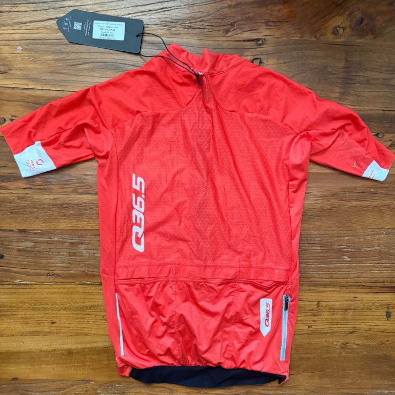 Použité Q36.5 Gregarious Pro Signature Jersey Women Tangerine Red M// NEW!! 50% OFF!! 2025 bike — obrázek 2 z 2