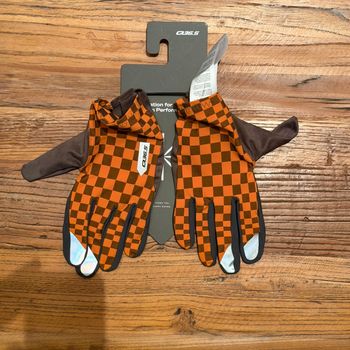 Used Q36.5 Hybrid Que X Gloves M// NEW!! 50% OFF!! 2025 bike — image 2 of 2