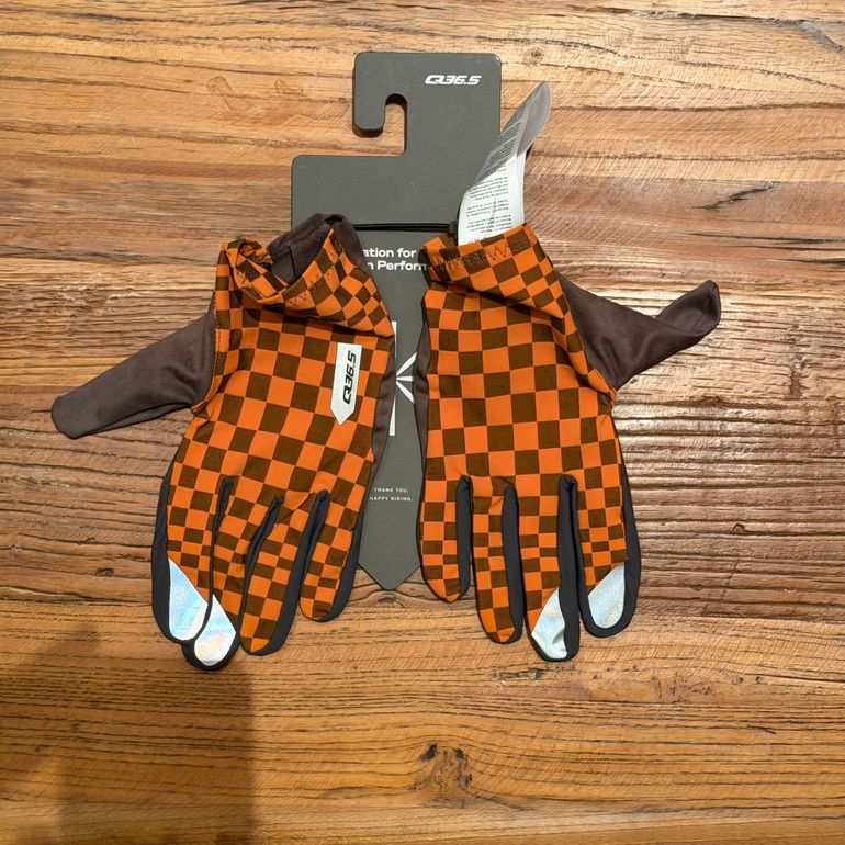 Used Q36.5 Hybrid Que X Gloves M// NEW!! 50% OFF!! 2025 bike — image 2 of 2