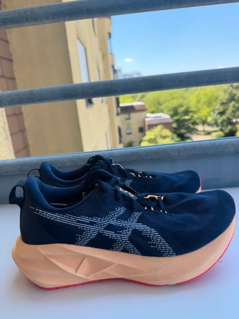 Gebrauchtes Asics Novablast 5 bike — Bild 3 von 5