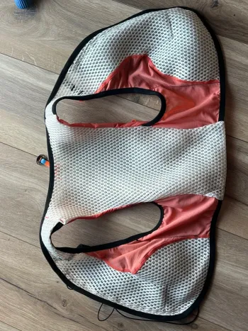 Tweedehands Salomon Active Skin 4L bike — afbeelding 3 van 6