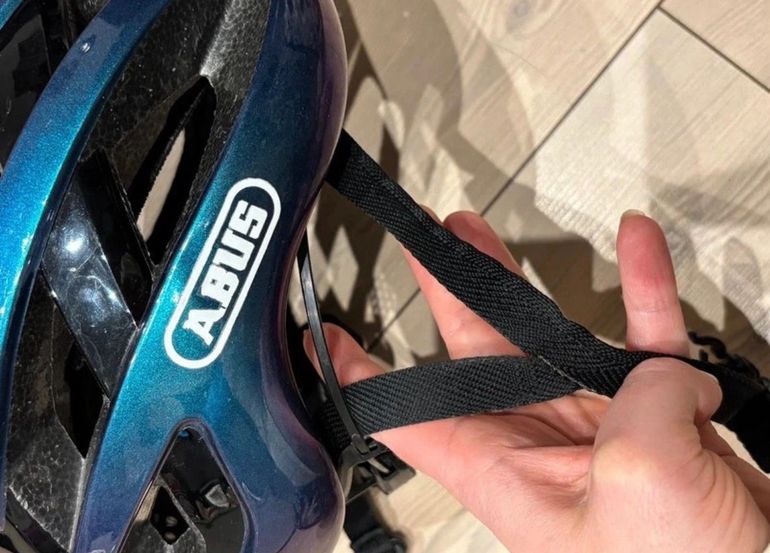 Używany ABUS Airbreaker Iridescent Helmet bike — zdjęcie 11 z 13
