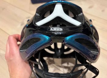 Używany ABUS Airbreaker Iridescent Helmet bike — zdjęcie 7 z 13
