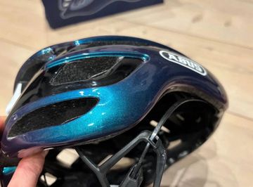 Brugt ABUS Airbreaker Iridescent Helmet bike — billede 8 af 13