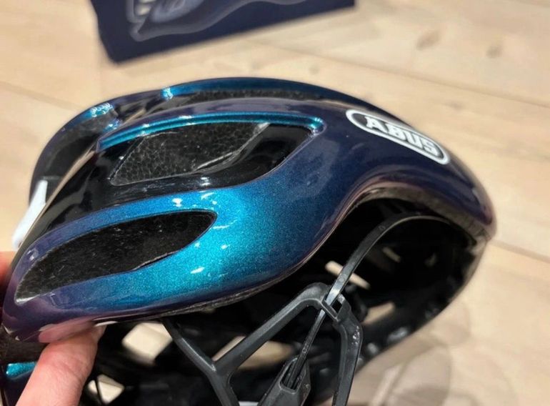 Używany ABUS Airbreaker Iridescent Helmet bike — zdjęcie 8 z 13