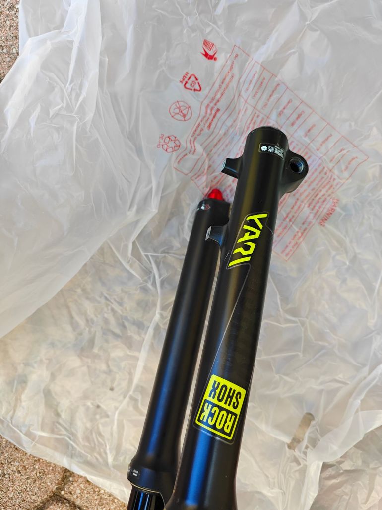 Used RockShox Yari RC 27.5" 160 mm bike — image 2 of 4