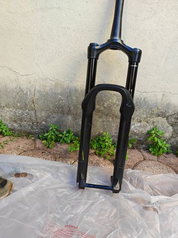 Used RockShox Yari RC 27.5" 160 mm bike — image 4 of 4