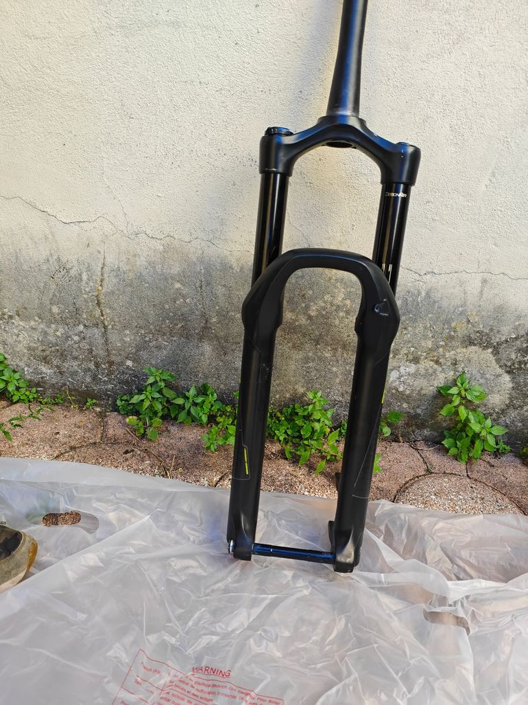 Used RockShox Yari RC 27.5" 160 mm bike — image 4 of 4