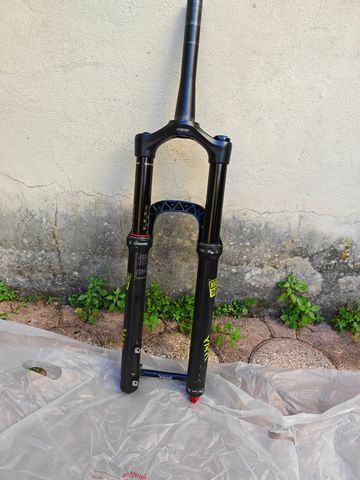 Used RockShox Yari RC 27.5" 160 mm Fork