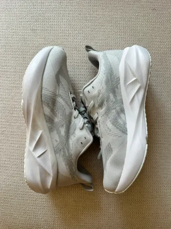 Used Asics Novablast 5 LE bike