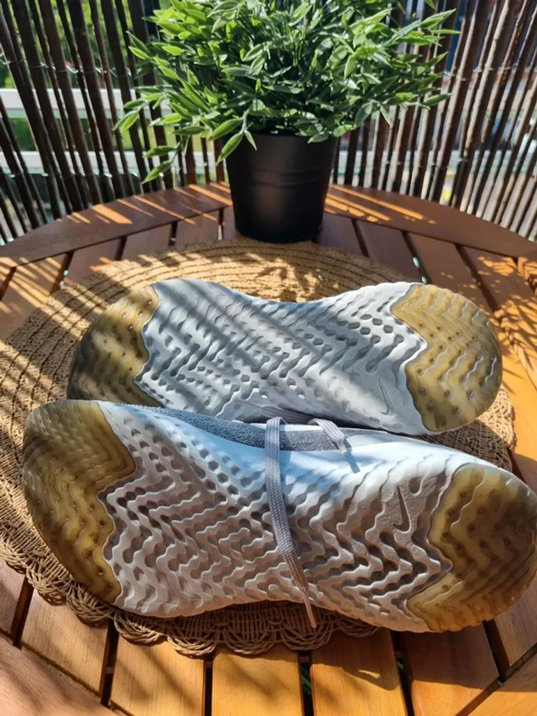 Used Nike Epic React Flyknit bike — image 2 of 6