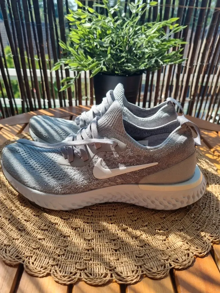 Used Nike Epic React Flyknit bike — image 5 of 6