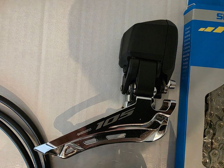 Used Shimano 105 R7170 Di2 Groupset 2025 bike — image 6 of 9