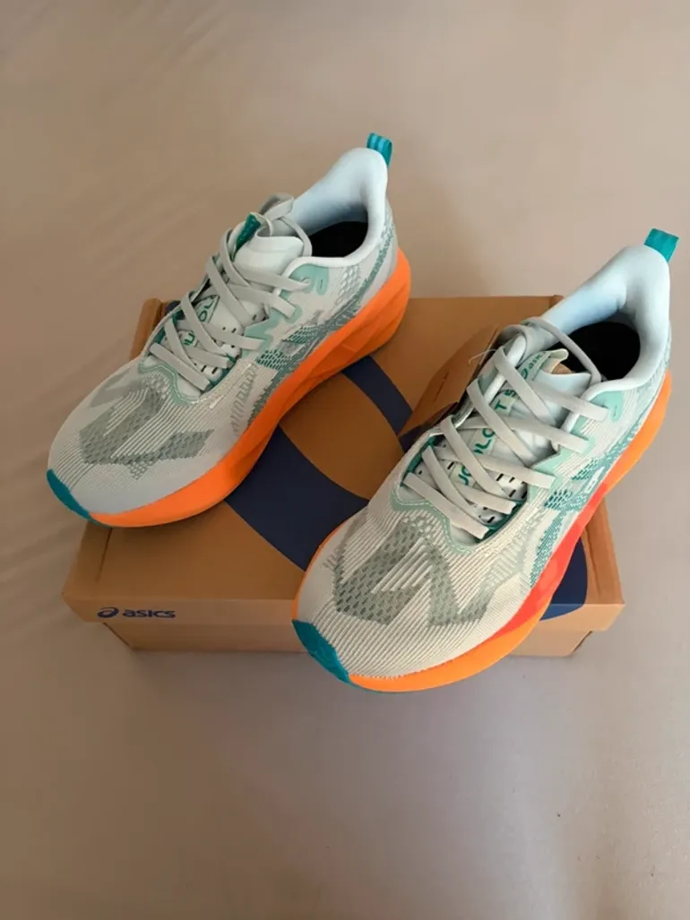 Asics Novablast 5 bike usato — immagine 3 di 6