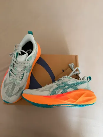 Asics Novablast 5 bike usato — immagine 2 di 6