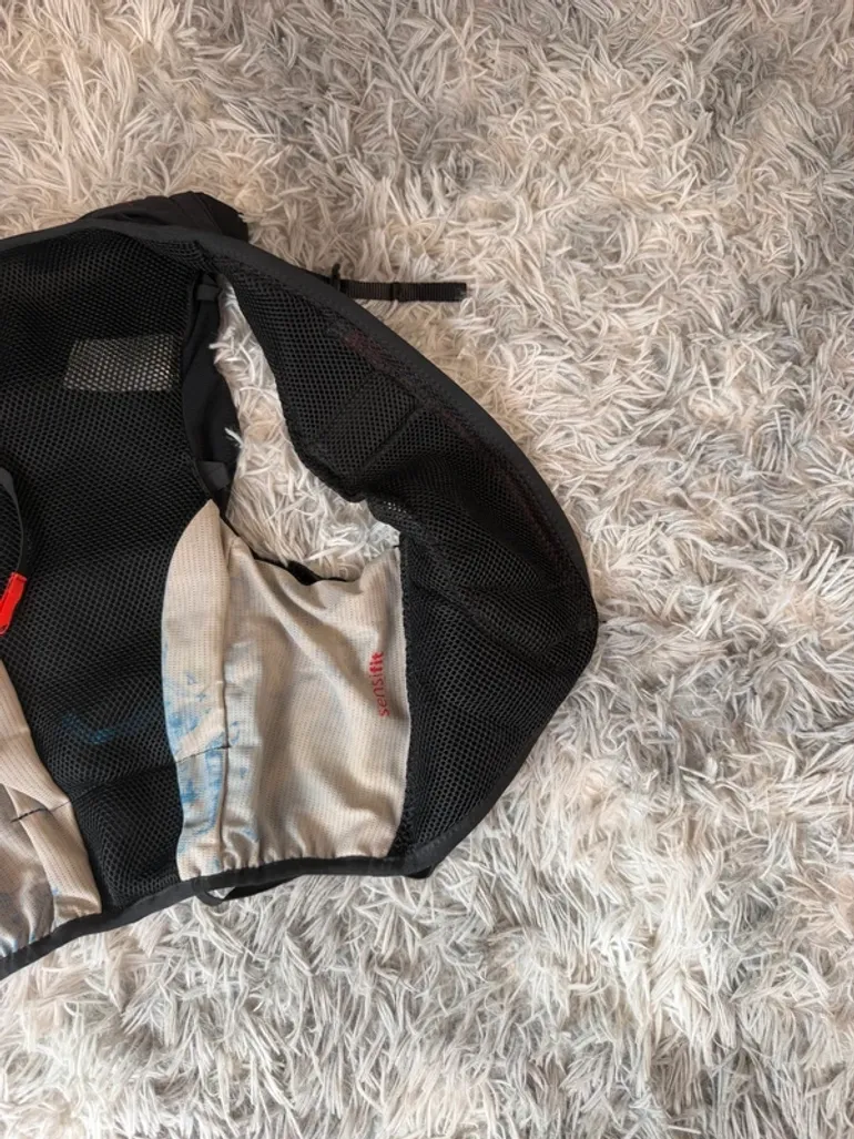 Used Salomon Running Hydration Vest XS/S bike — image 6 of 9