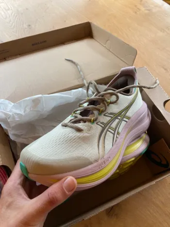 Tweedehands Asics Gel-Nimbus 28 TR bike — afbeelding 4 van 8