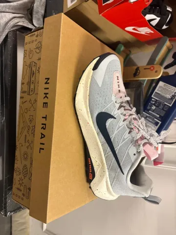 Käytetty Nike Trail 42 Running Shoes