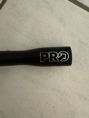 Použité Pro Vibe Carbon Aero Superlight 31.8mm 420mm 2025 bike — obrázek 7 z 10