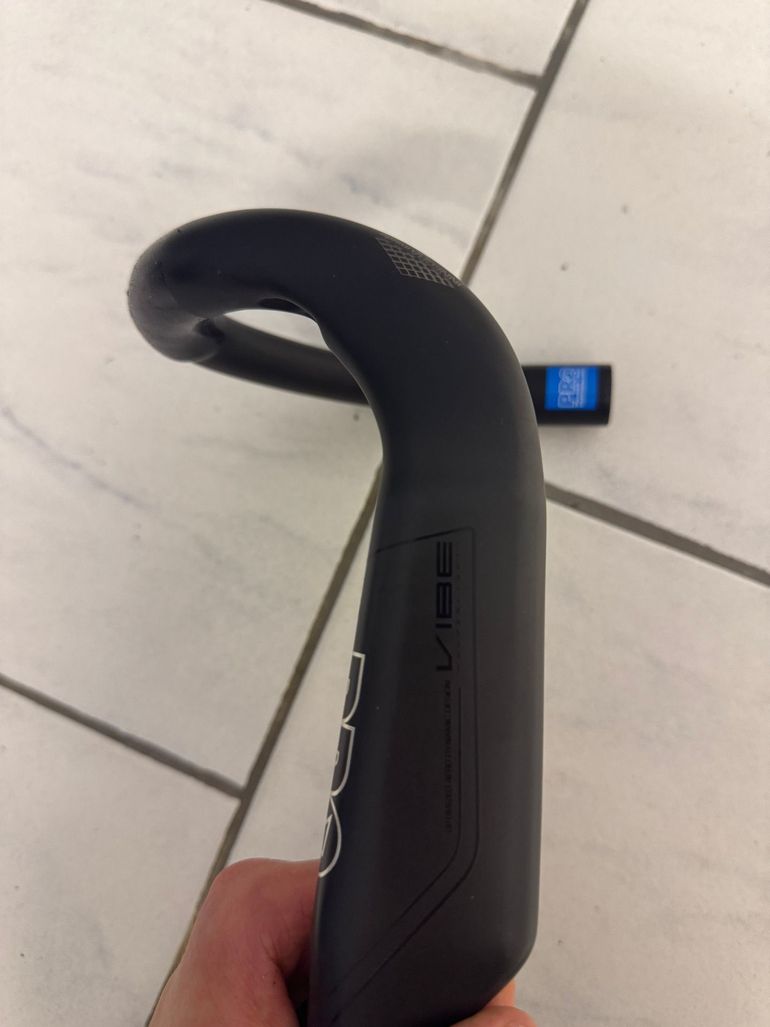 Použité Pro Vibe Carbon Aero Superlight 31.8mm 420mm 2025 bike — obrázek 4 z 10
