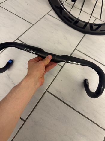 Použité Pro Vibe Carbon Aero Superlight 31.8mm 420mm 2025 bike — obrázek 3 z 10
