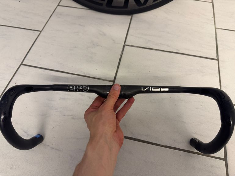Použité Pro Vibe Carbon Aero Superlight 31.8mm 420mm 2025 bike — obrázek 1 z 10