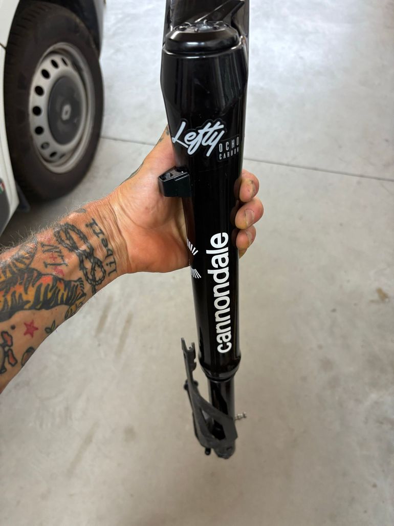 Used Cannondale Lefty Ocho Carbon 2025 bike — image 2 of 13