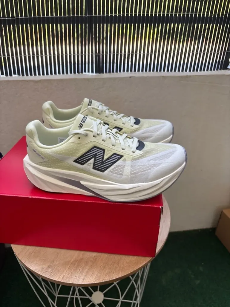 Used New Balance FuelCell Rebel v5 bike — image 2 of 10