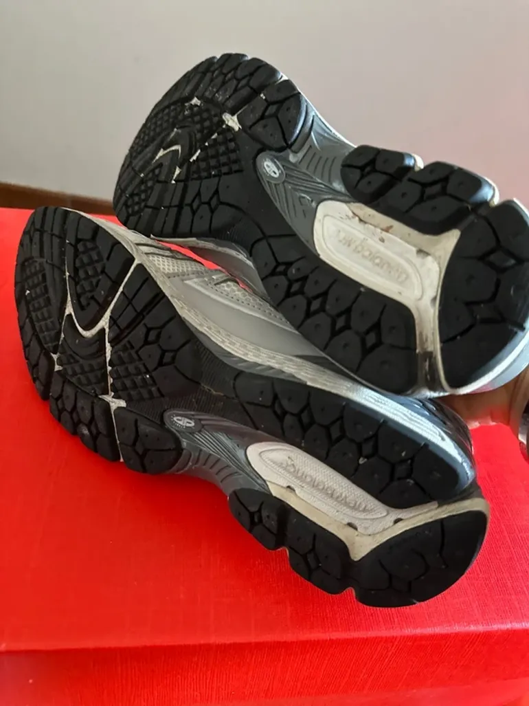 New Balance Running Shoes Size 44 bike usato — immagine 6 di 14