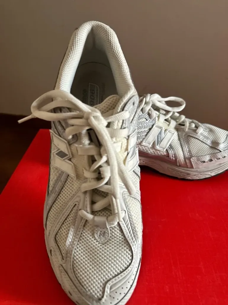 New Balance Running Shoes Size 44 bike usato — immagine 2 di 14